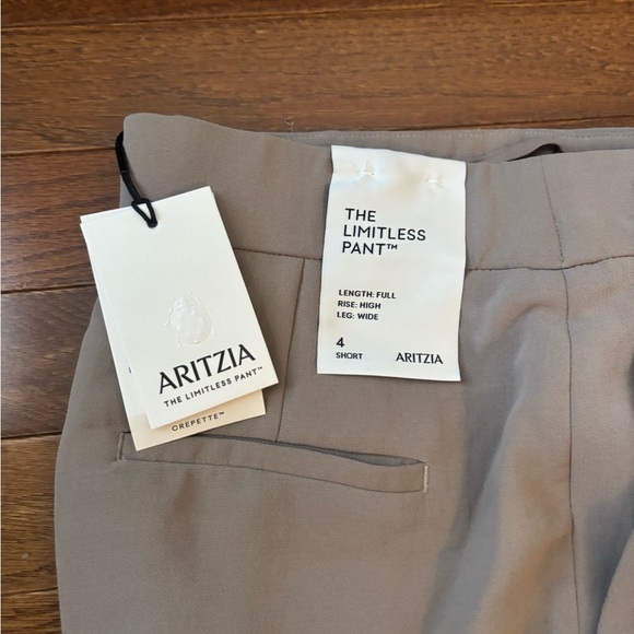 Aritzia NWT crepe limitless pant
Never worn, size 4 short in Nomad Taupe - Picture 14 of 15